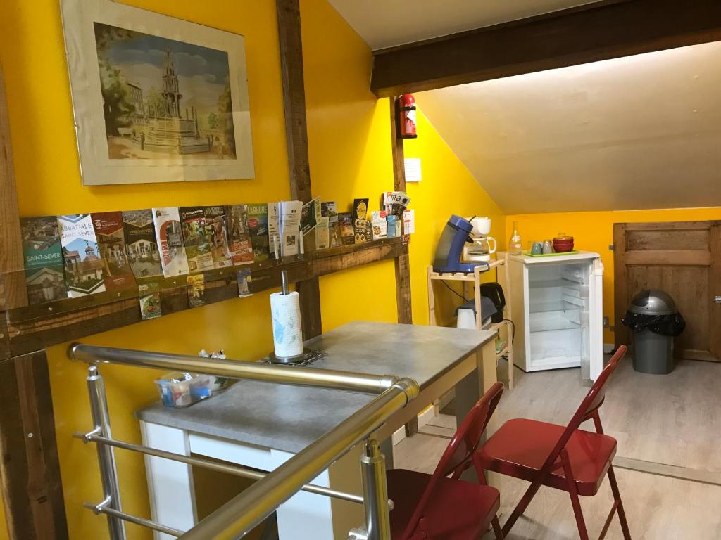 Chambres chez l&#39;habitant Bambou et Musique cuisine et sdb partag&eacute;es tesisinde bir restoran veya yemek mekan&#x131;