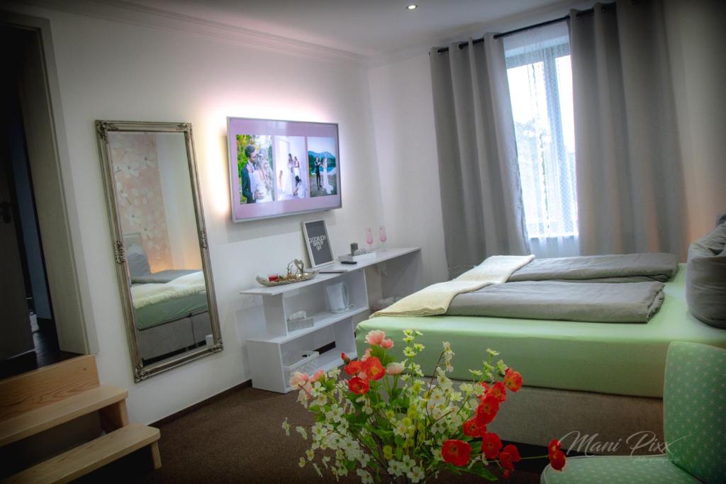 een kleine slaapkamer met een bed en een spiegel bij Villa Prestige in Zeitz