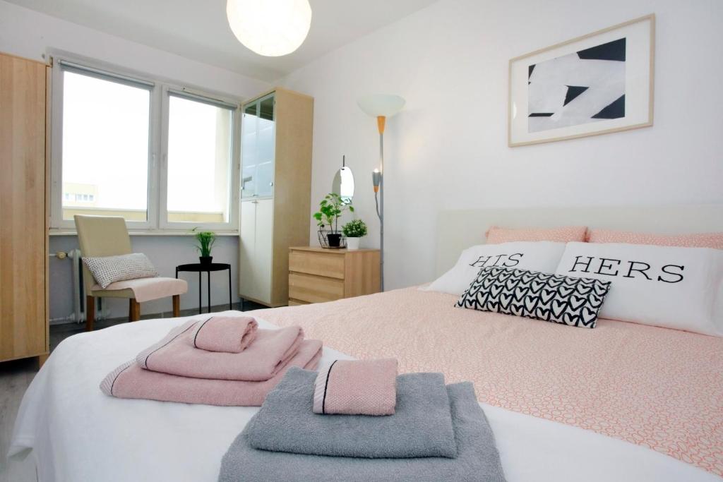 Una cama o camas en una habitación de Apartament Słoneczny