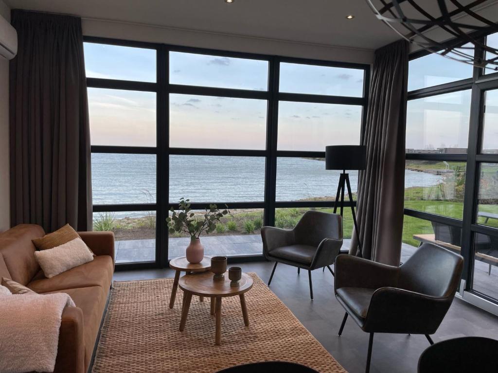 ein Wohnzimmer mit Meerblick in der Unterkunft Traum Chalet am Ijsselmeer in Enkhuizen