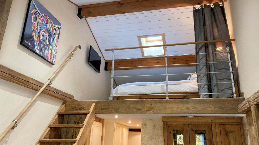 - une chambre avec 2 lits superposés dans une maison dans l'établissement Oree Studio Mezzanine, à Megève