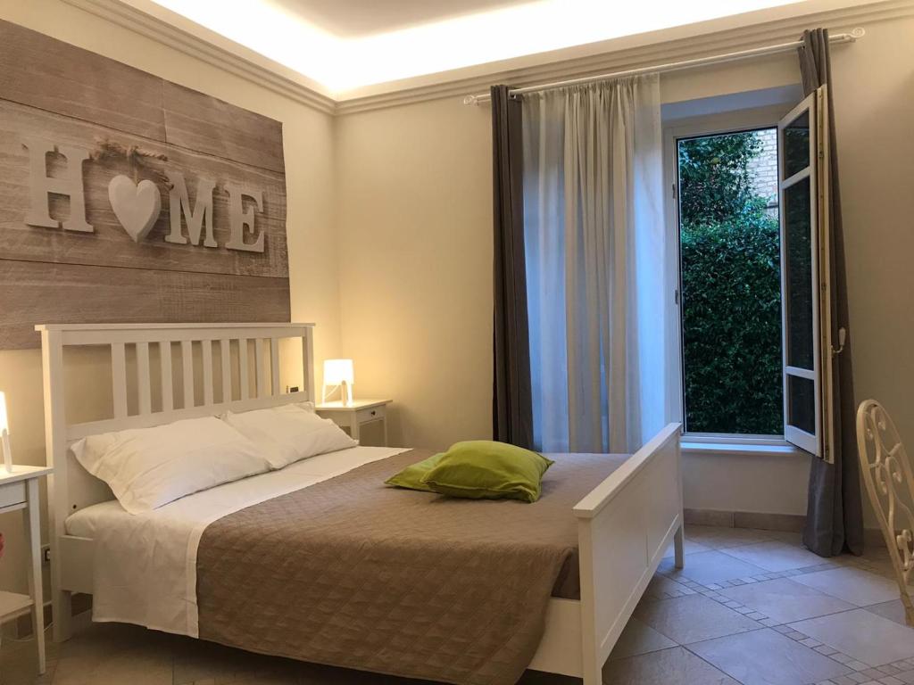 A bed or beds in a room at MIMI'S HOME casa per vacanze