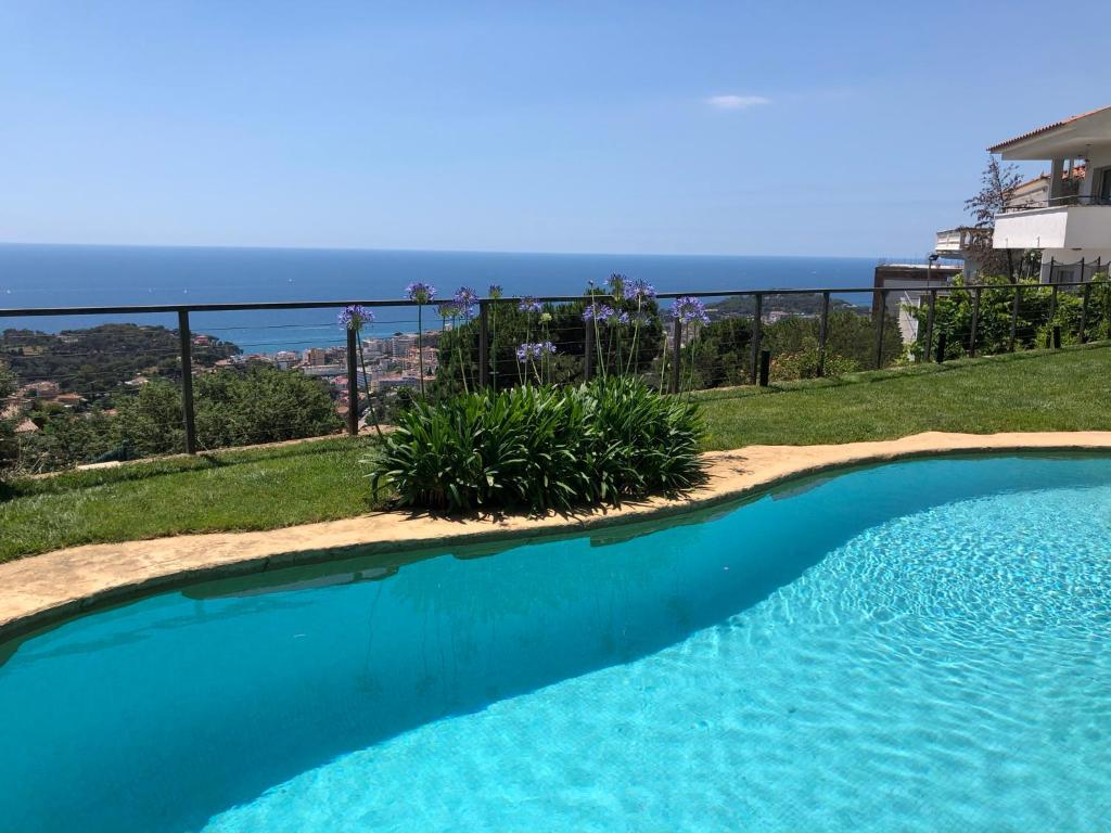 einen Pool mit Meerblick in der Unterkunft Villa Oasis Costa Brava in Lloret de Mar