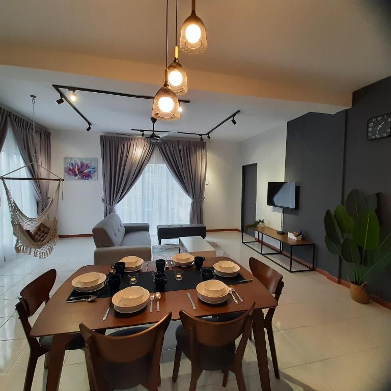 uma sala de estar com uma mesa e um sofá em V Cozy Homestays em Brinchang