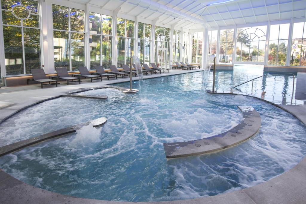 Bazén v ubytování Grand Hotel des Iles Borromées & SPA nebo v jeho okolí