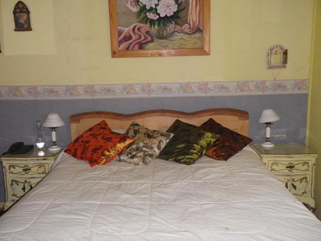 Ένα ή περισσότερα κρεβάτια σε δωμάτιο στο Hostal Renoir