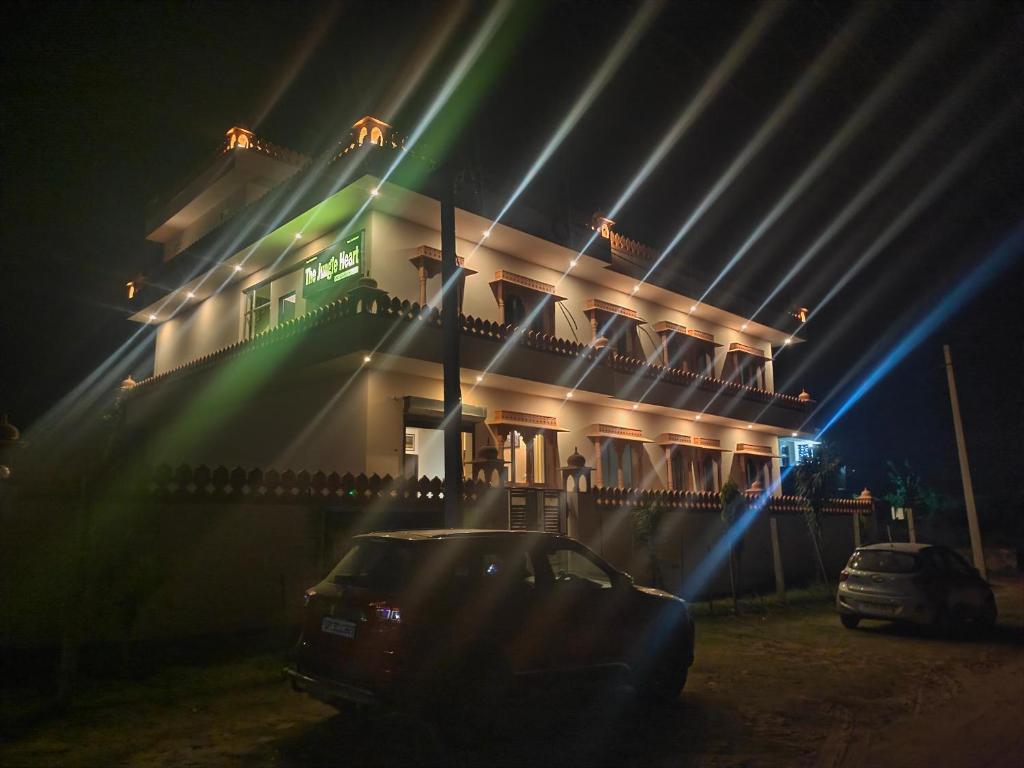 un bâtiment avec une voiture garée devant lui la nuit dans l'établissement The Jungle Heart, à Sawai Madhopur