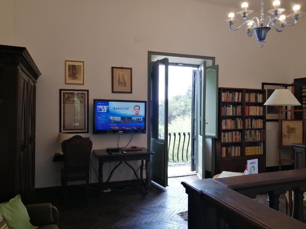 TV a/nebo společenská místnost v ubytování Vigna dell'Agrifoglio - Bed and Breakfast