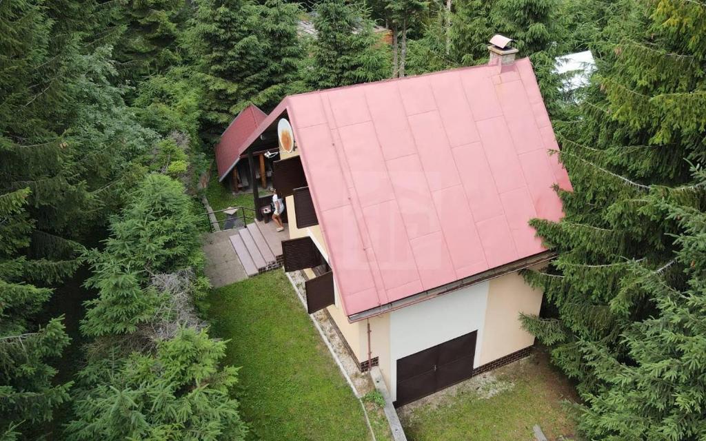 una vista aérea de una casa con techo rojo en M&M Chata Kokava Línia en Šoltýska