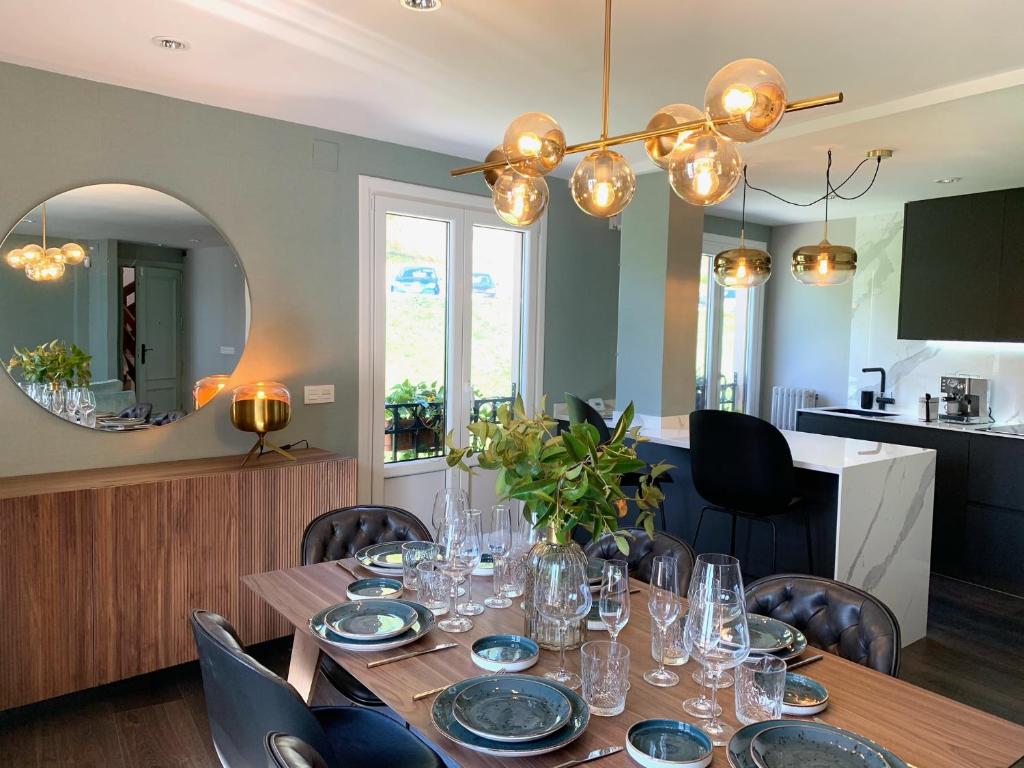 d'une salle à manger avec une table et des chaises. dans l'établissement Emérita Luxury Home, à Burgos