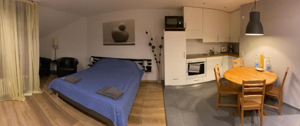 een kamer met een bed, een tafel en een keuken bij Gemütliche Ferienwohnung EVIELINE in Todtmoos in Todtmoos