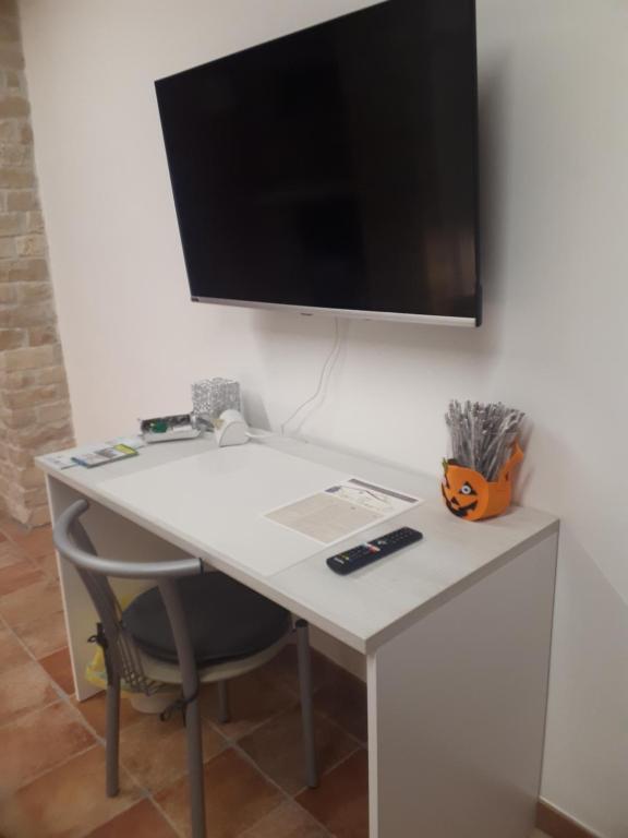 Telewizja i/lub zestaw kina domowego w obiekcie Via Roma 81