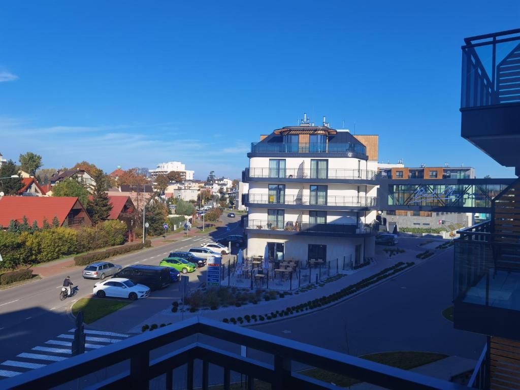 - une vue sur une rue avec un bâtiment et des voitures dans l'établissement Meduza w Bel Mare, à Międzyzdroje