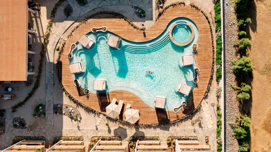 una vista aérea de una piscina en forma de corazón en Norte Suites Boutique, en Los Órganos