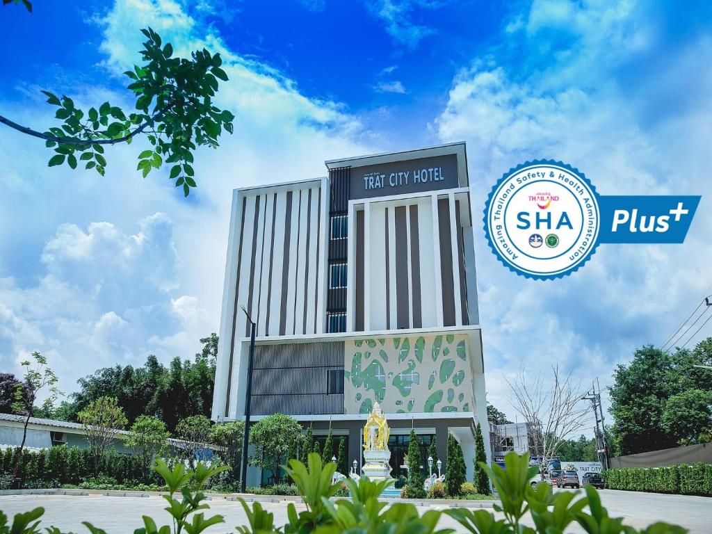 Trat City Hotel في ترات: علامة على فندق فوق مبنى