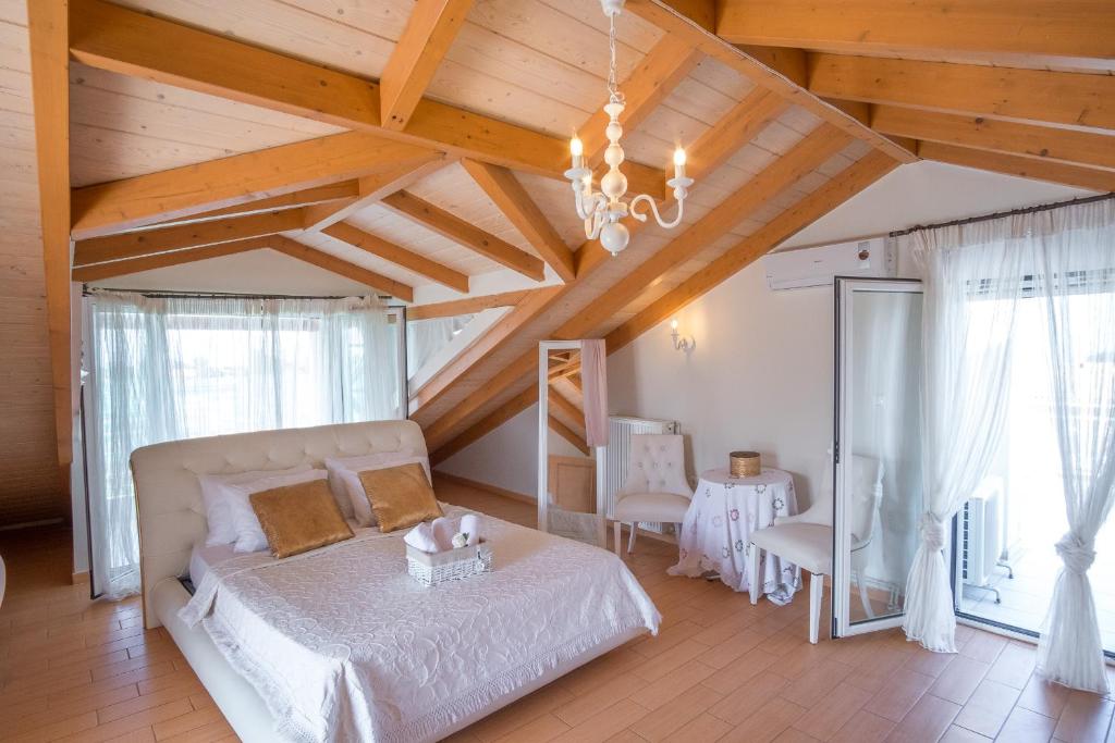 sypialnia z łóżkiem w pokoju z drewnianym sufitem w obiekcie Ria Villa Preveza w mieście Kalamitsi