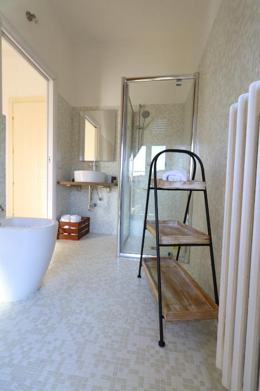 Koupelna v ubytování Domino Hotel