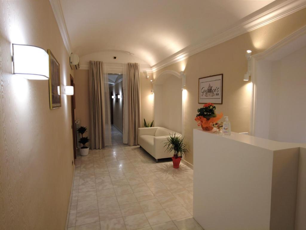 einen Flur mit einem Wohnzimmer mit Sofa in der Unterkunft Gardoce's Guest House in Rom