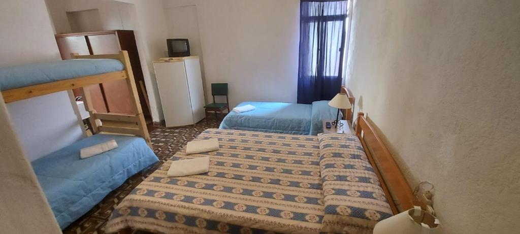 1 dormitorio con 2 camas y ventana en Edificio Sagasti, en Piriápolis