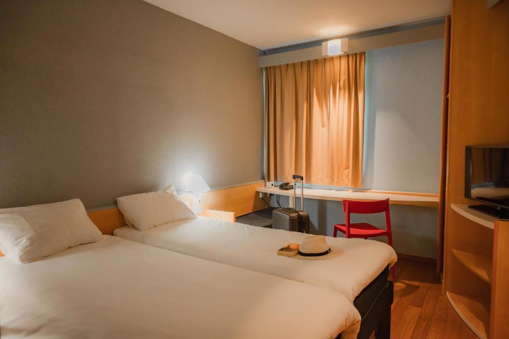 Postel nebo postele na pokoji v ubytování ibis Colmar Est - Hotel Restaurant en Alsace