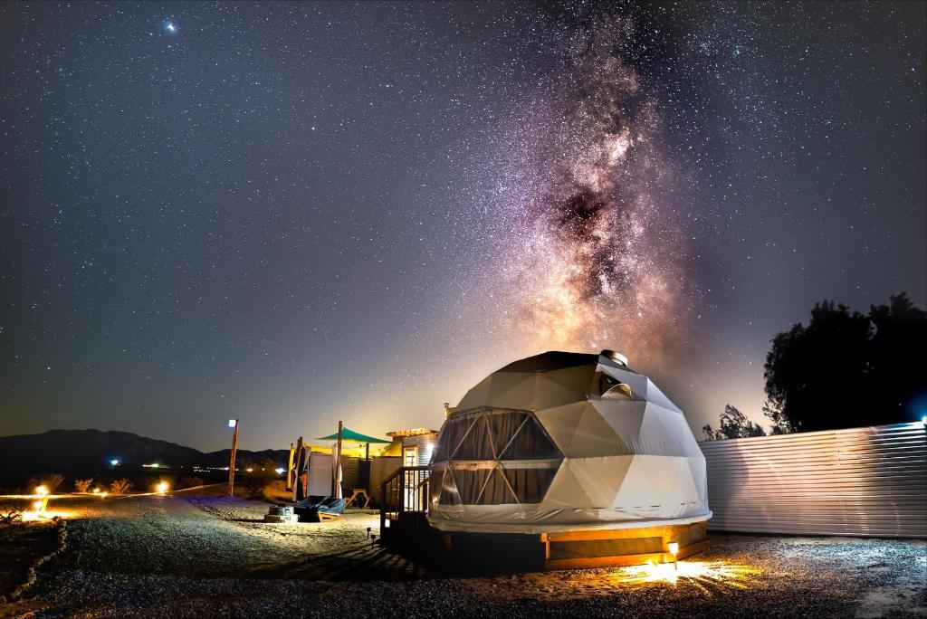een koepel observatorium 's nachts met de melkweg bij The Kosmic Tortoise in Twentynine Palms