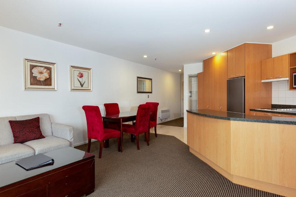Kuchyň nebo kuchyňský kout v ubytování Fino Hotel & Suites