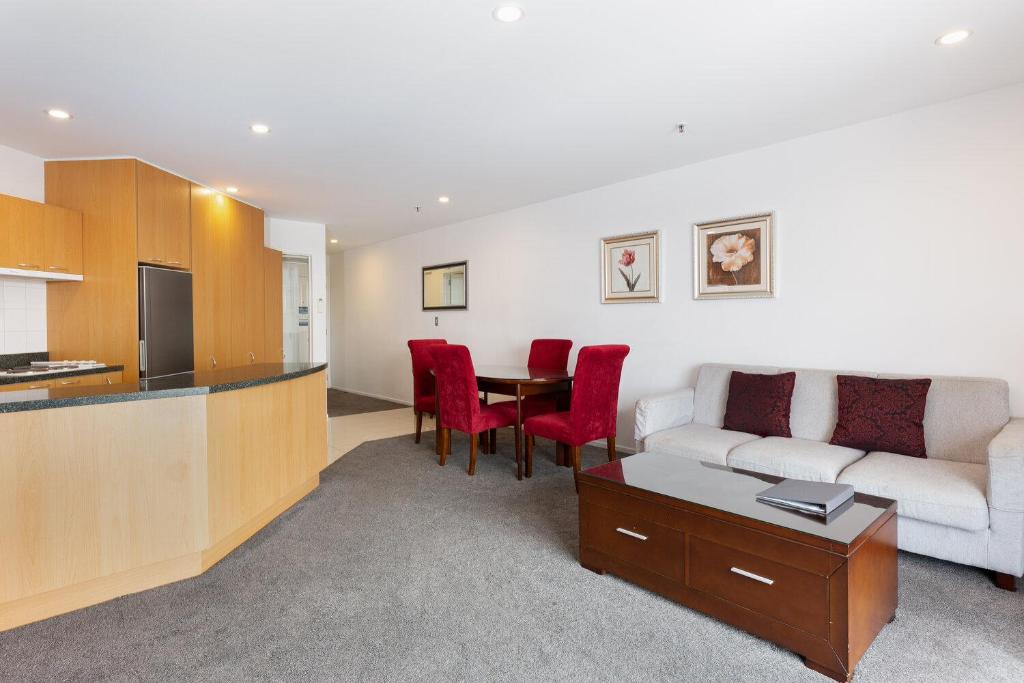 Kuchyň nebo kuchyňský kout v ubytování Fino Hotel & Suites