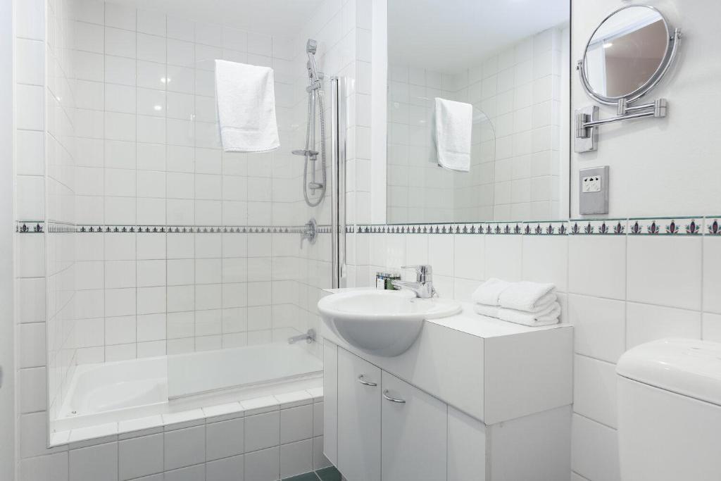 Koupelna v ubytování Fino Hotel & Suites