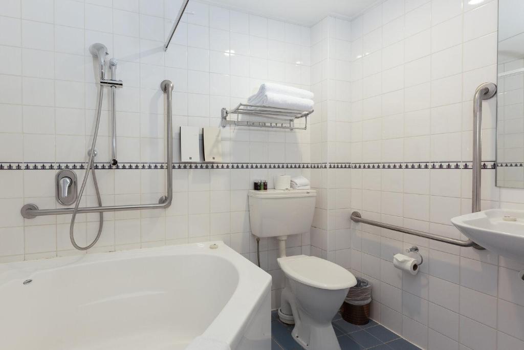 Koupelna v ubytování Fino Hotel & Suites