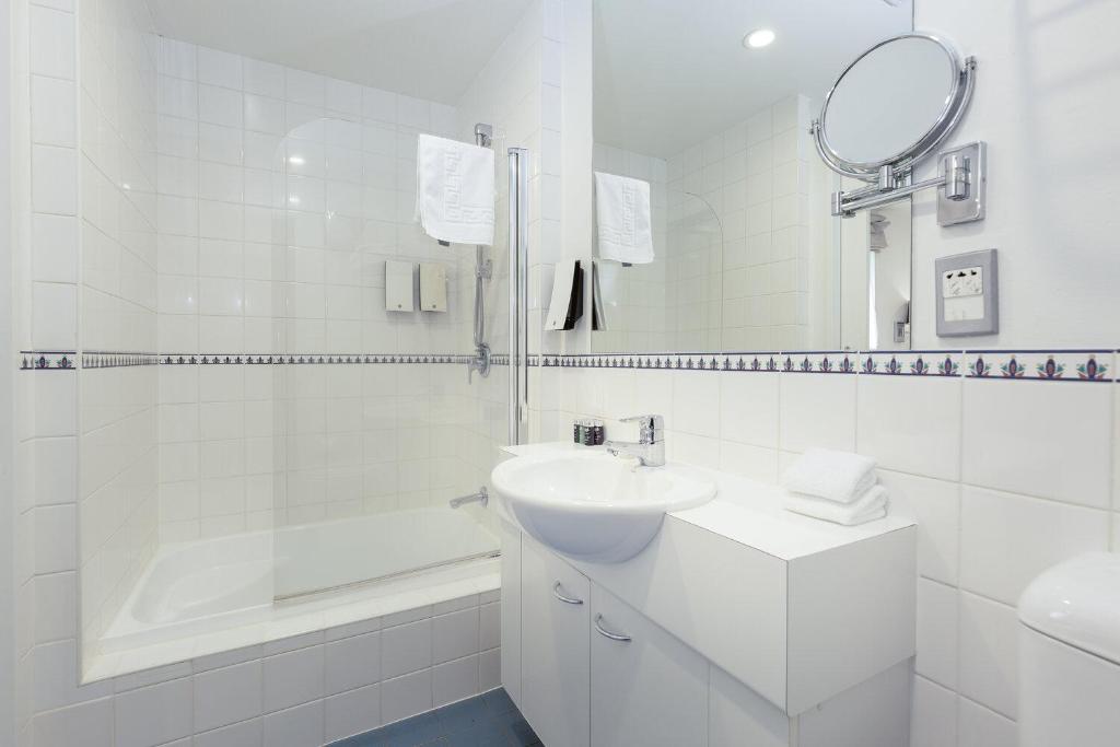 Koupelna v ubytování Fino Hotel & Suites