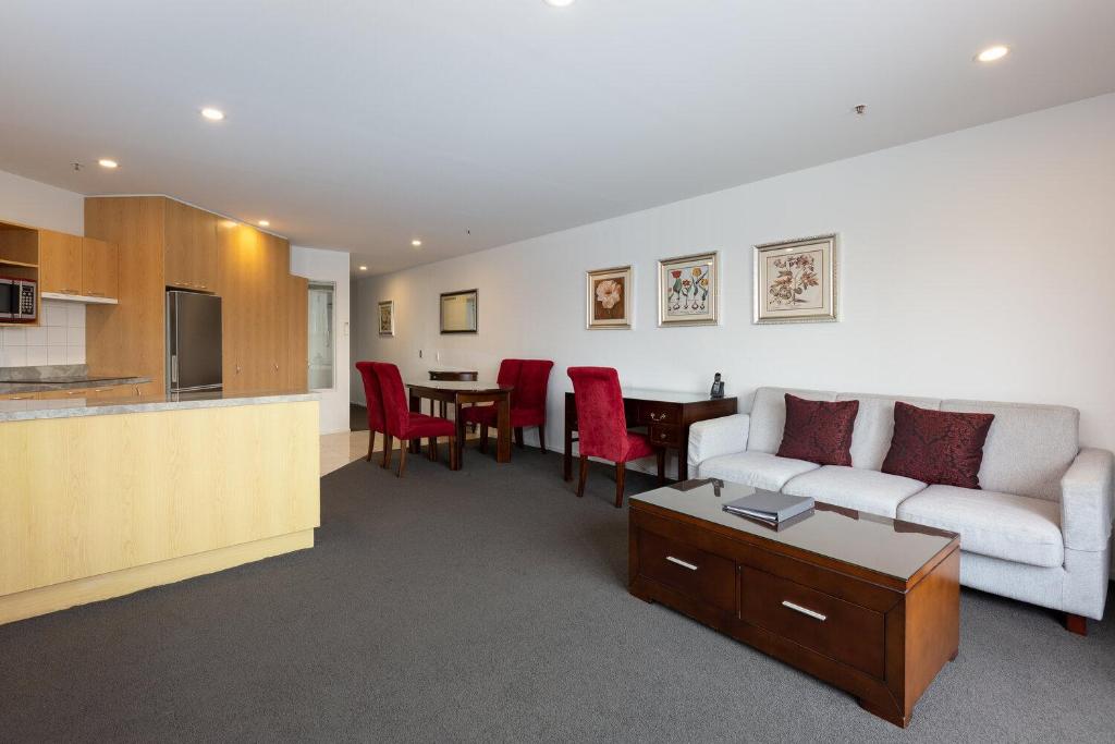 Kuchyň nebo kuchyňský kout v ubytování Fino Hotel & Suites