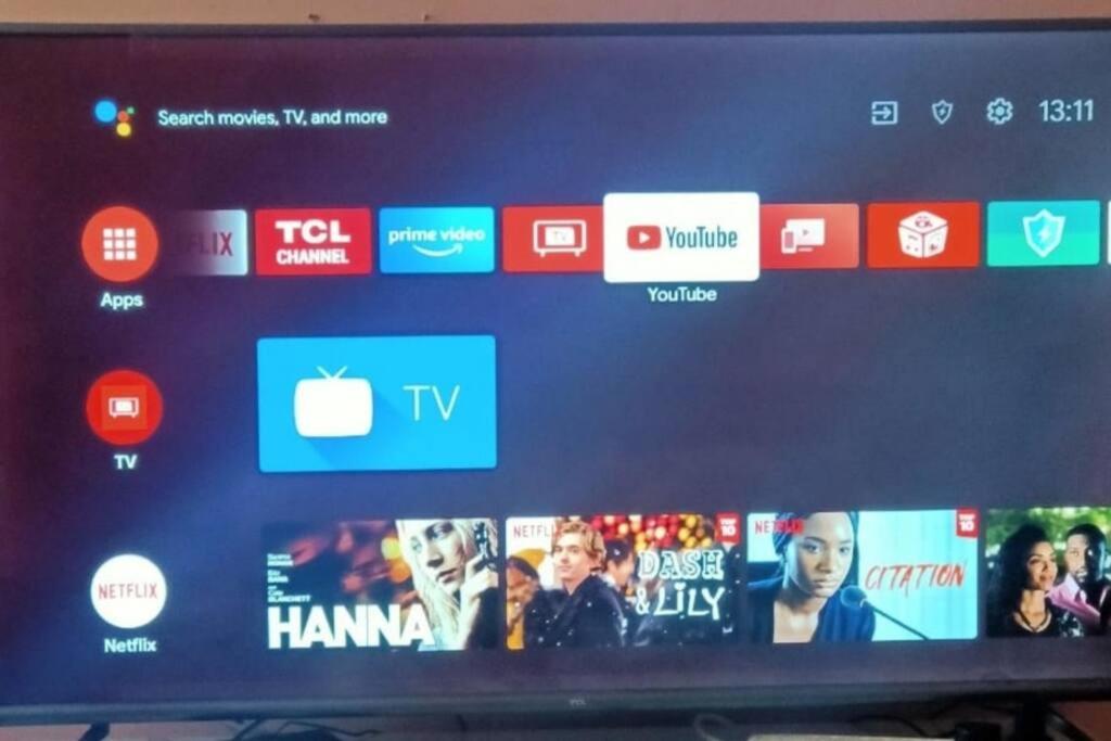 TV a/nebo společenská místnost v ubytování Tazama place