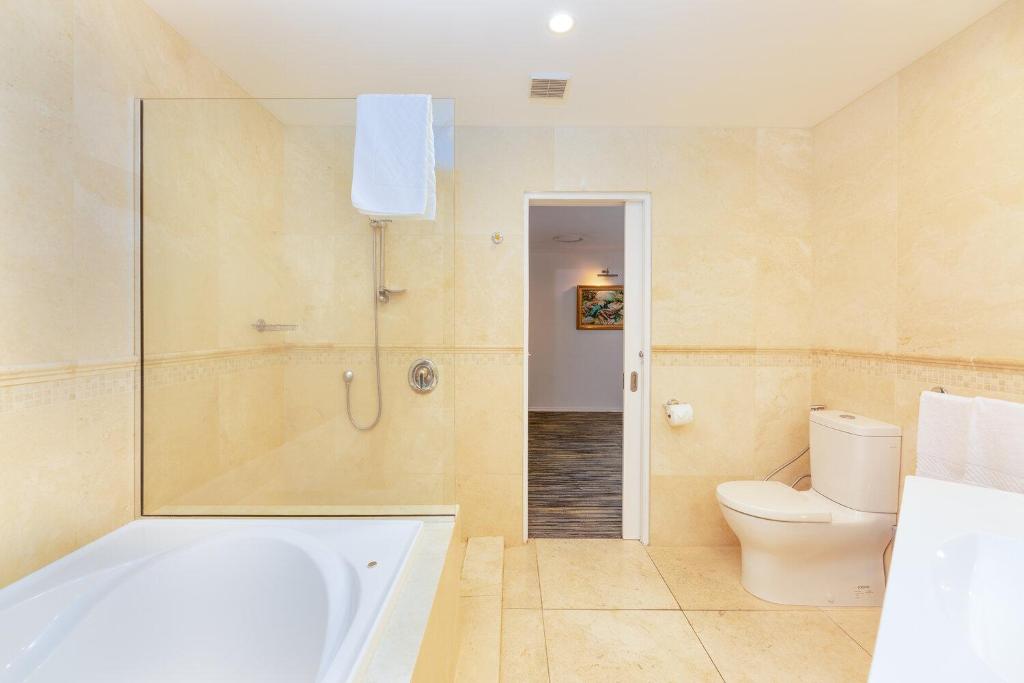 Koupelna v ubytování Fino Hotel & Suites