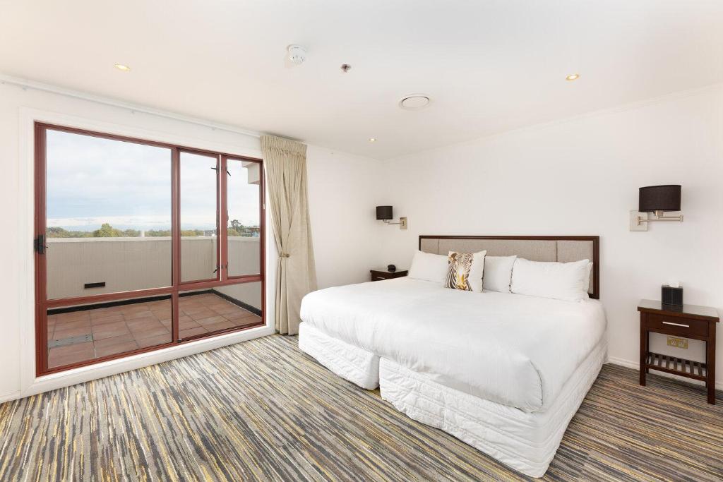 Postel nebo postele na pokoji v ubytování Fino Hotel & Suites