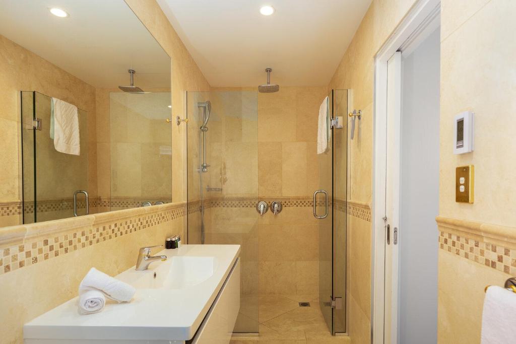 Koupelna v ubytování Fino Hotel & Suites