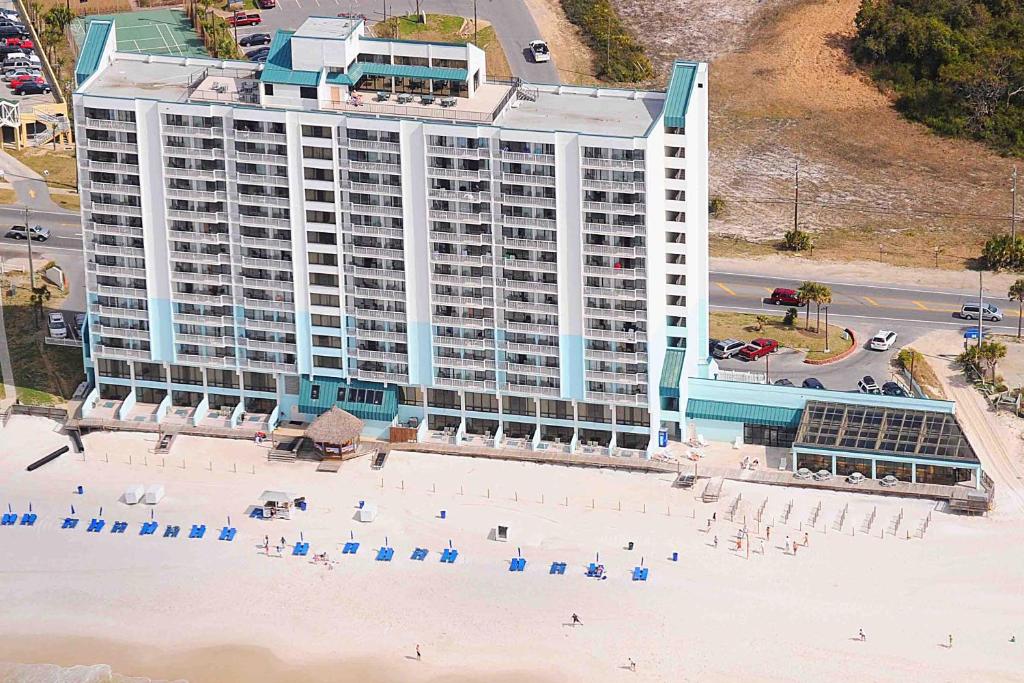eine Luftansicht auf ein großes Gebäude am Strand in der Unterkunft Landmark Holiday Beach, a VRI resort in Panama City Beach