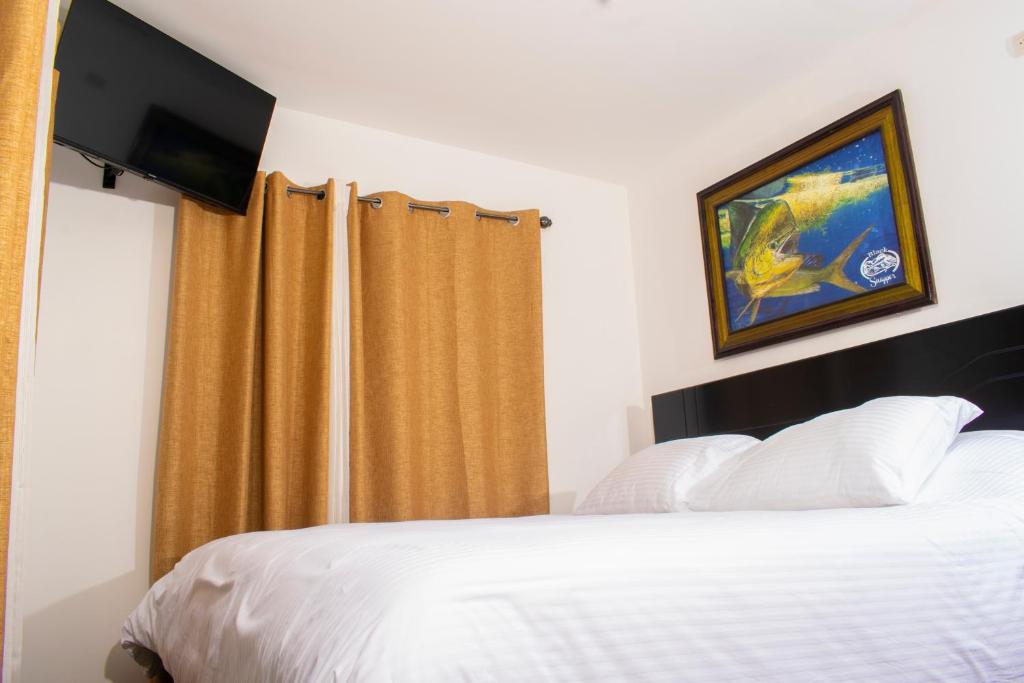 Ein Bett oder Betten in einem Zimmer der Unterkunft Black Snapper House