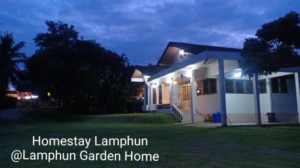 Una casa por la noche con las palabras "Homesteadery lamonymonym oymryn" en Lamphun Garden Home, en Lamphun