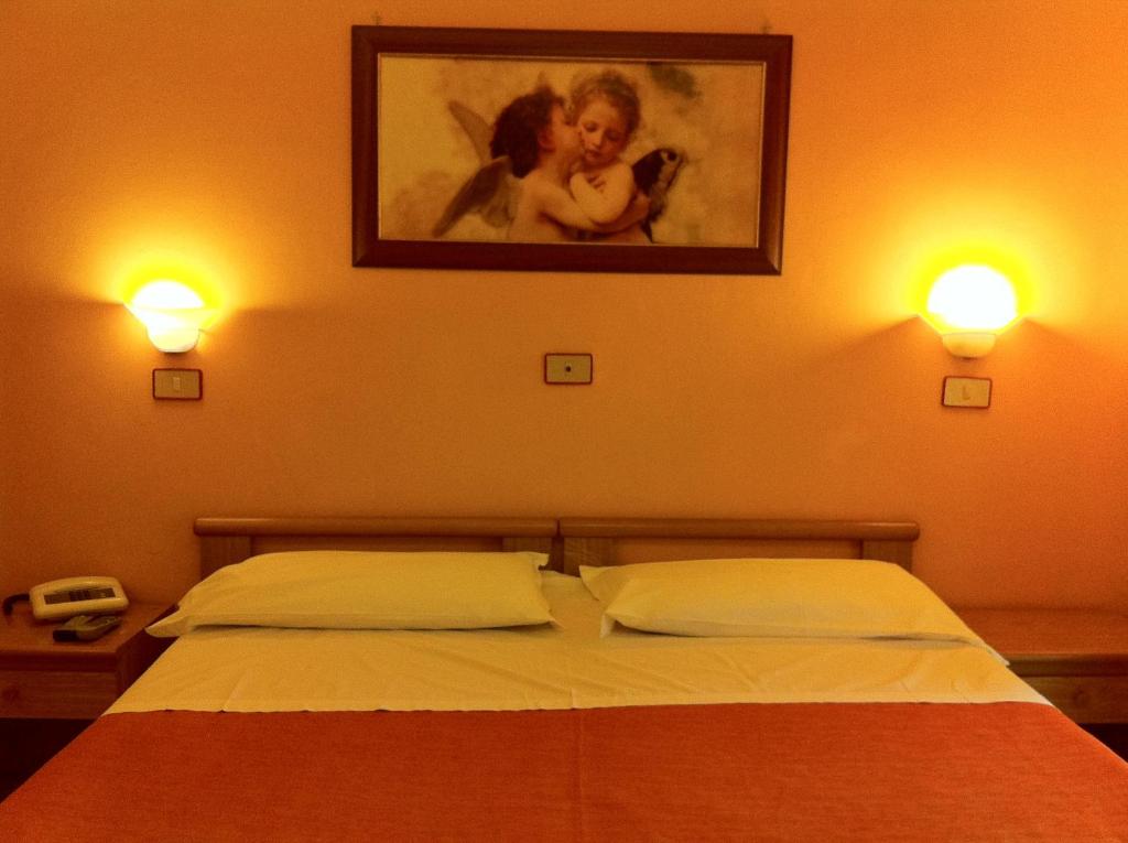 Postel nebo postele na pokoji v ubytování Hotel Pensione Romeo