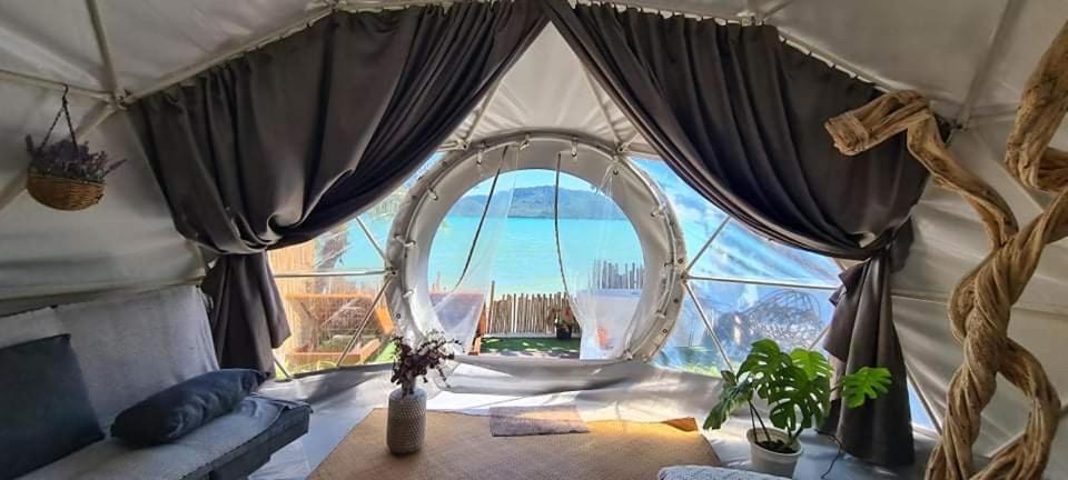 Příroda nedaleko luxury tent