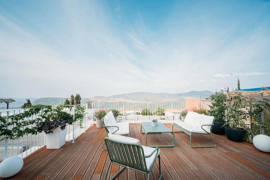 um deque com cadeiras e uma mesa numa varanda em Azamra Inn Tzfat em Safed