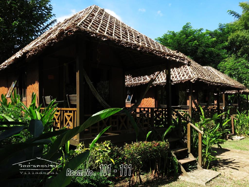 Cabaña pequeña con techo de paja en Villa De Pai, en Pai