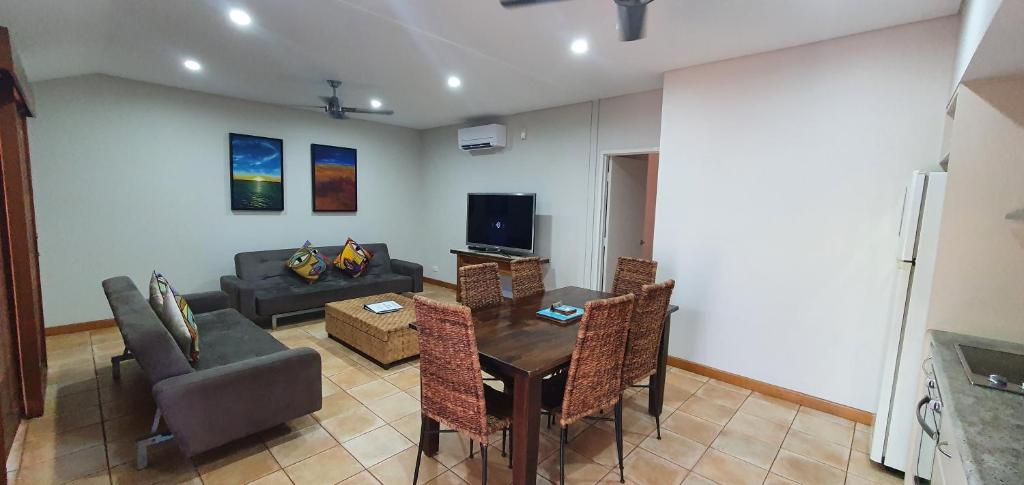 TV a/nebo společenská místnost v ubytování Samson Beach Chalets