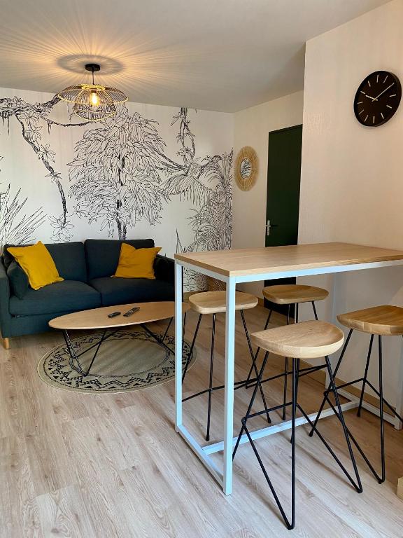 un salon avec un canapé et une table dans l'établissement magnifiques appartements au coeur de Bordeaux, à Bordeaux