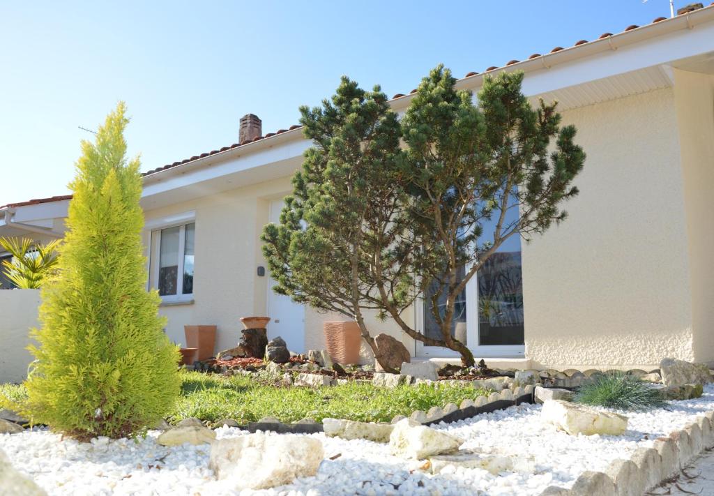 a house with two trees in front of it at Charmant pavillon bordelais (logement entier) in Saint-Médard-en-Jalles