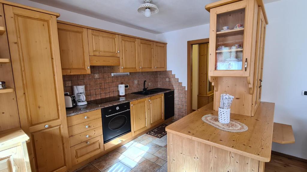 A kitchen or kitchenette at Appartamento Cesa Lamar
