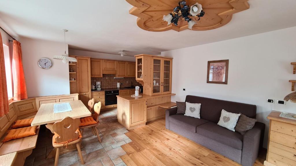A kitchen or kitchenette at Appartamento Cesa Lamar
