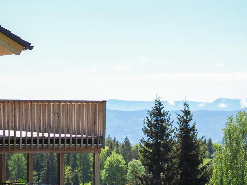 Elle comprend un balcon offrant une vue sur les montagnes. dans l'établissement Das Koralpenchalet...Sonne, Wald, Natur!, à Trahütten
