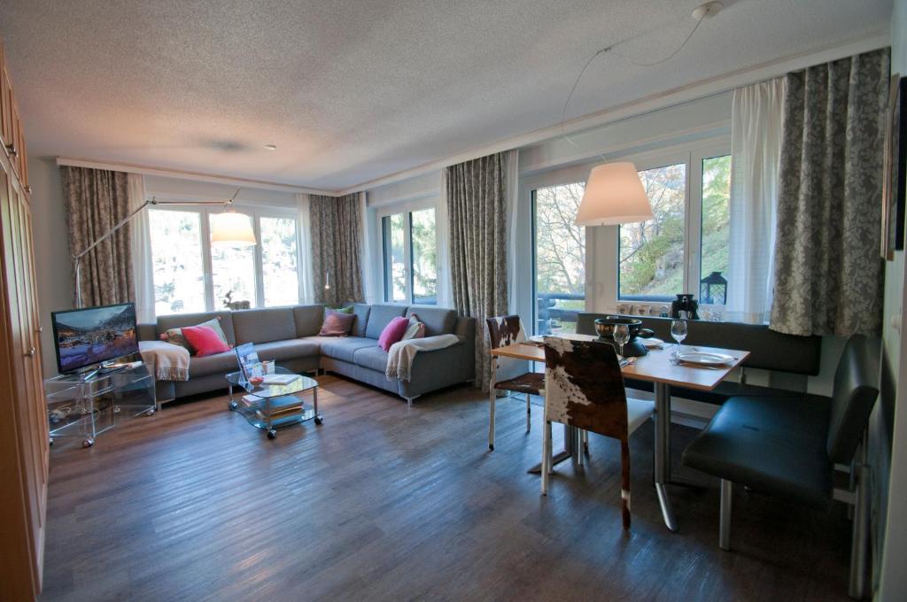 ein Wohnzimmer mit einem Sofa und einem Tisch in der Unterkunft Haus Bodmen C, Apartment Edelweiss in Zermatt