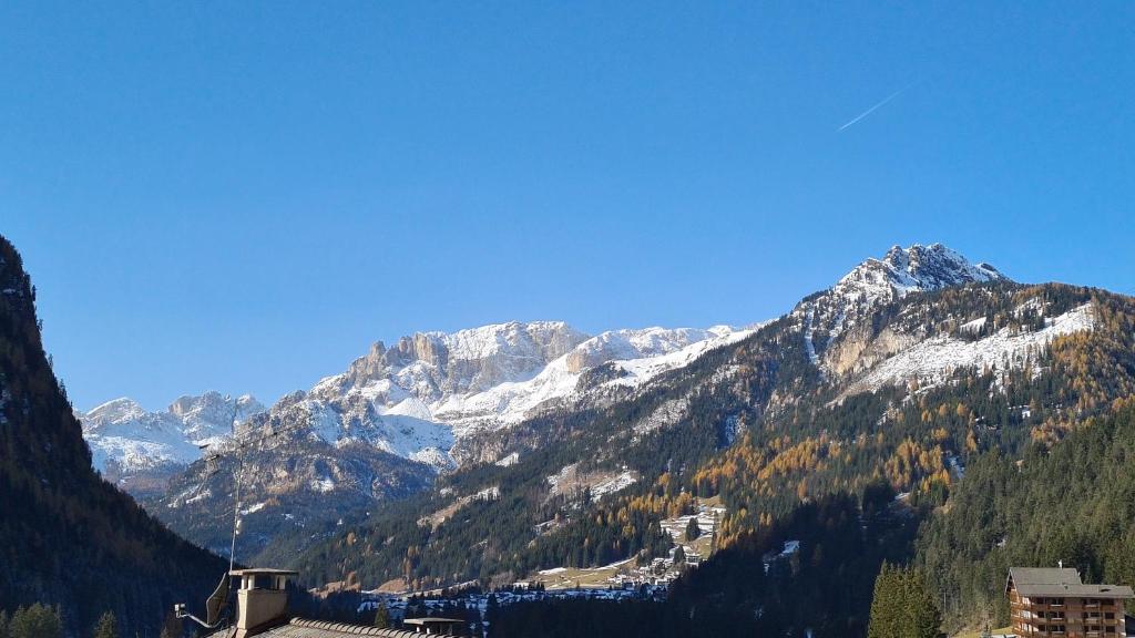 A general mountain view or a mountain view taken from Az apartmant